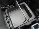 【助手席シートアンダーボックス】助手席の下の小物入れ。車検証などをここに入れてはいかがですか♪