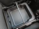 【助手席シートアンダーボックス】助手席の下にも大容量スペース！普段あまり使わない物や洗車道具を入れておくと便利ですよ♪