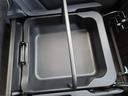 【助手席シートアンダーボックス】助手席の下にも大容量スペース!普段あまり使わない物や洗車道具を入れておくと便利ですよ♪
