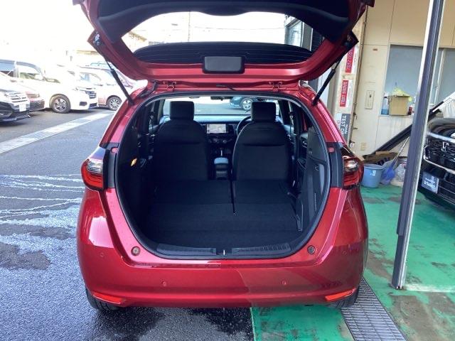 フィット ｅ：ＨＥＶホームブラックスタイル　元デモカー／９インチナビ／ホンダコネクト／ＥＴＣ／リアカメラ　衝突軽減　クルコン　サイドＳＲＳ　ＬＥＤライト　ＡＢＳ　横滑り防止装置　ＥＴＣ　ＡＡＣ　スマートキー　禁煙車　ＤＶＤ　１オーナー　Ｂカメラ（16枚目）