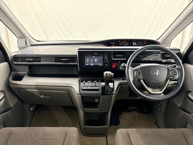 ���I�[�f�B�I�R���g���[���X�C�b�`���X�e�A�����O�ɂ̓I�[�f�B�I�R���g���[���X�C�b�`���t���Ă��܂��̂ŁA�ڐ��𐳖ʂ���O�����Ƃ������A�܂��A�X�e�A�����O�����𗣂����ɃI�[�f�B�I���삪�ł��܂�