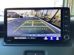 運転が苦手な方も車庫入れラクラクです！ギアをリバースに入れれば自動的にモニターが切り換わりますので、面倒な操作は不要です。狭い駐車場もお車を傷つけず安心です！ 6