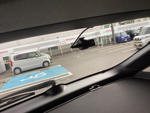 ヴェゼル ｅ：ＨＥＶＺ　衝突回避支援ブレーキ機能　１オナ　スマキ　フルオートエアコン　Ｄレコ　エアバッグ　両席エアバック　Ｒカメ　記録簿付　パワーウィンドウ　ＬＥＤランプ　ソナー　クルーズＣ　ナビ＆ＴＶ　禁煙（13枚目）