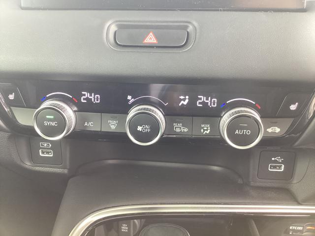 ヴェゼル ｅ：ＨＥＶＺ　衝突回避支援ブレーキ機能　１オナ　スマキ　フルオートエアコン　Ｄレコ　エアバッグ　両席エアバック　Ｒカメ　記録簿付　パワーウィンドウ　ＬＥＤランプ　ソナー　クルーズＣ　ナビ＆ＴＶ　禁煙（17枚目）