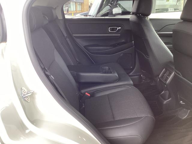 ヴェゼル ｅ：ＨＥＶＺ　衝突回避支援ブレーキ機能　１オナ　スマキ　フルオートエアコン　Ｄレコ　エアバッグ　両席エアバック　Ｒカメ　記録簿付　パワーウィンドウ　ＬＥＤランプ　ソナー　クルーズＣ　ナビ＆ＴＶ　禁煙（23枚目）