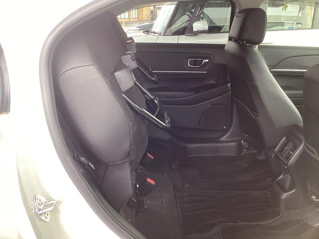 ヴェゼル ｅ：ＨＥＶＺ　衝突回避支援ブレーキ機能　１オナ　スマキ　フルオートエアコン　Ｄレコ　エアバッグ　両席エアバック　Ｒカメ　記録簿付　パワーウィンドウ　ＬＥＤランプ　ソナー　クルーズＣ　ナビ＆ＴＶ　禁煙（24枚目）