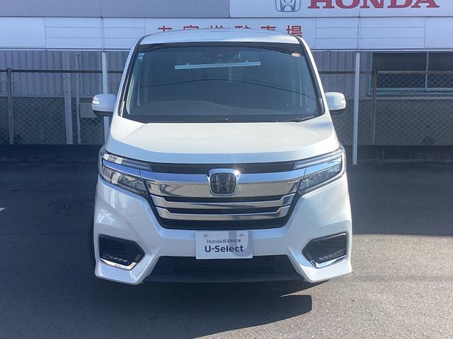 ハロゲンより明るく、より遠くまでさらなる安心感のあるＬＥＤヘッドライトを採用。照射軸の上下方向を自動調整するオートレベリング機構、点灯忘れも防止できるオートライトコントロール機構付きです。