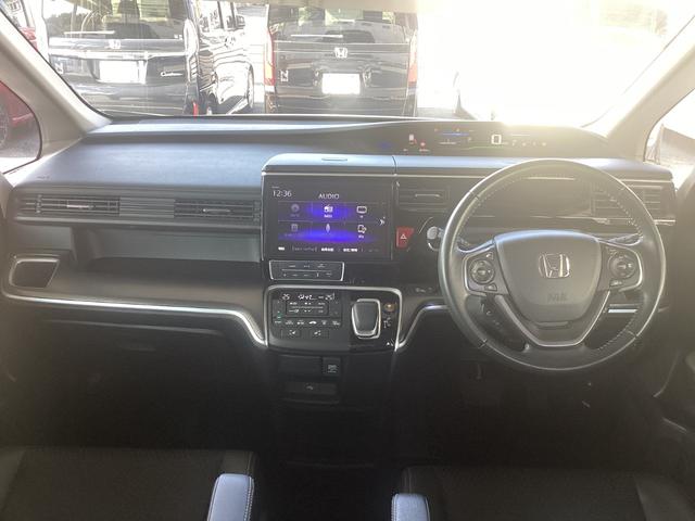 握りやすいハンドルには、オーディオコントロールとクルーズコントロールスイッチが装備されており、ハンドルから手を離さずに操作が出来ます。感覚で操作ができて便利で安全ですね！