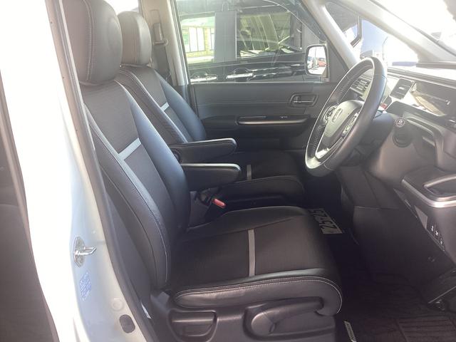 運転席には高さ調整ができる『シートハイトアジャスター機能』が付いています！　これなら小柄な方にも大柄な方にも自分にぴったりの運転姿勢がとれますね〜！