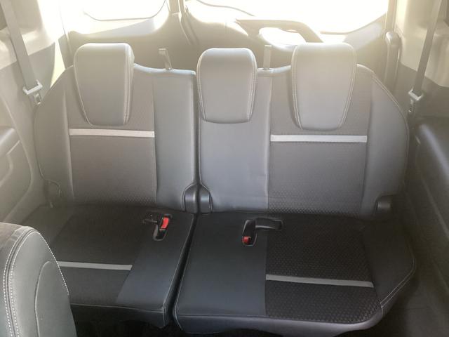 １列目と３列目でもラクに会話ができるよう静かさに配慮。空間全体で一体感を生むため、シートの質感や３列目シートからの視界の良さにこだわった空間を作りました。