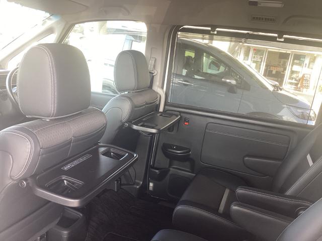 リアシート用テーブルとシェード付き！