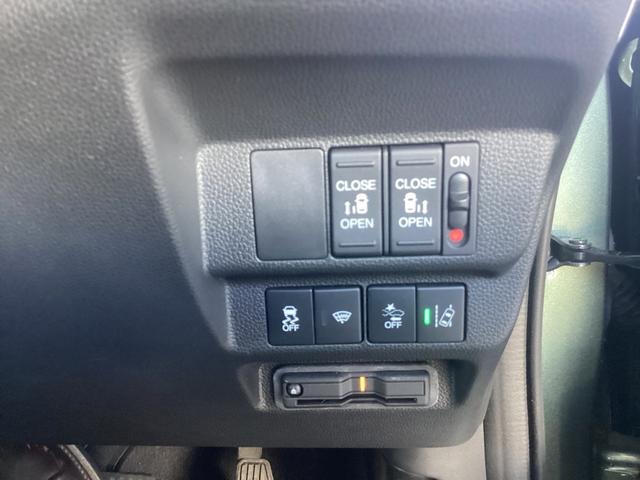 フリードハイブリッド ハイブリッド・Ｇ　純正９インチメモリーナビ　ＥＴＣ　バックカメラ　シートヒータ　両側電動スライドドア　両電動ドア　サイドエアバック　クルコン　スマキー　パワーステアリング　ＬＥＤライト　フルセグＴＶ　ウォークスルー（11枚目）