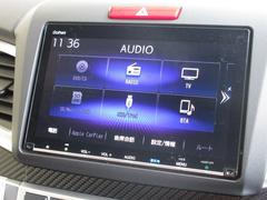 ギャザズ８インチメモリーナビ（ＶＸＭ−１９７ＶＦＥｉ）を装着しております。ＡＭ、ＦＭ、ＣＤ、ＤＶＤ再生、Ｂｌｕｅｔｏｏｔｈ、音楽録音再生、フルセグＴＶがご使用いただけます。 5