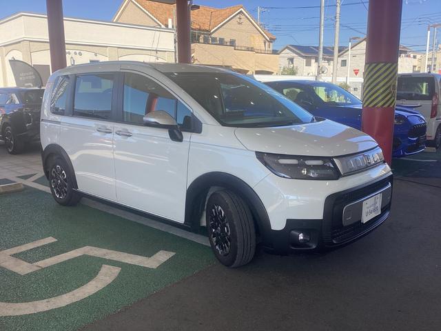 フリード クロスター　純正メモリーナビＢｌｕｅｔｏｏｔｈＥＴＣＲカメラワンオーナー　地デジフルセグ　両側電動パワースライドドア　後カメラ　禁煙車両　ＵＳＢ　盗難防止システム　ＬＥＤヘッドランプ　エアコン　ＥＳＣ　スマキー（6枚目）