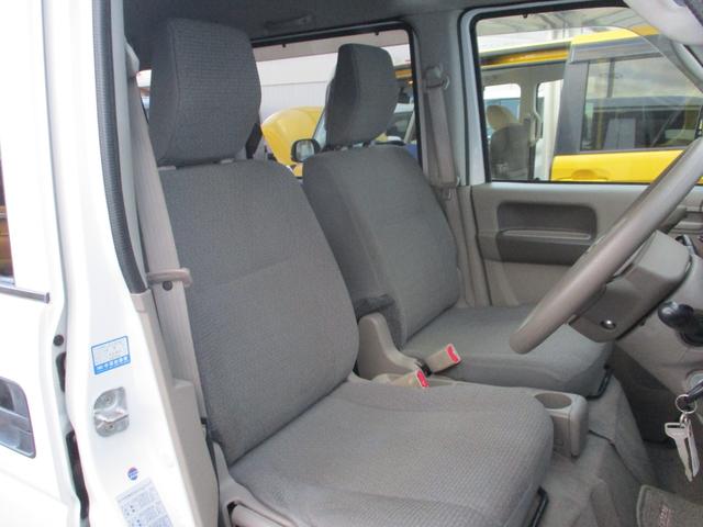 運転席周りのお写真です。 広い足元で長時間の運転も疲れにくくなっております。