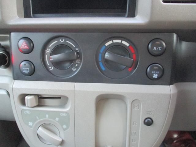 オートエアコンで快適にお乗りいただけます。