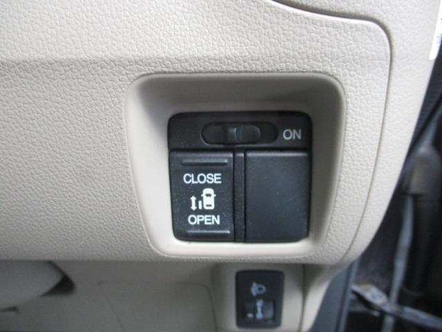 片側電動スライドドア装備しております。