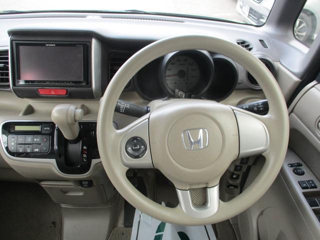 ハンドル周りのお写真です。　メーターも視認しやすくなっております。