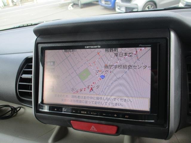 メモリーナビを装備しております。　お出かけに大変便利です。