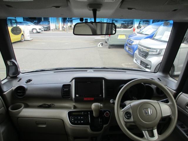 インパネ周りのお写真です。　視界が広く運転がしやすくなっております。