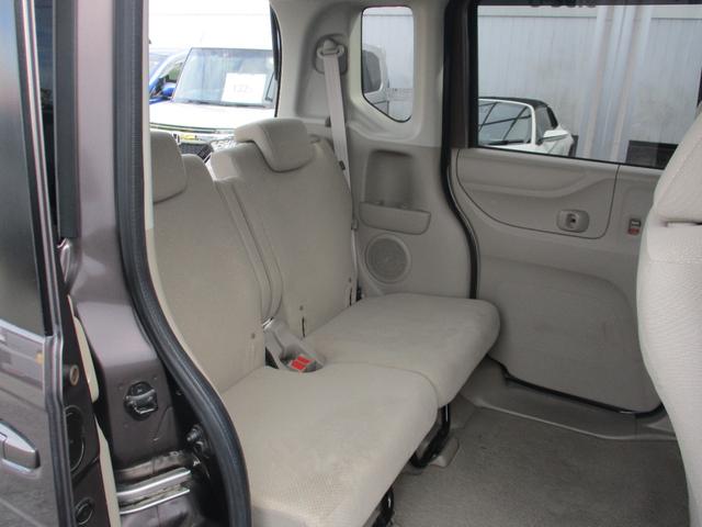 ２列目シートのお写真です。　大人が座っても広々としております。