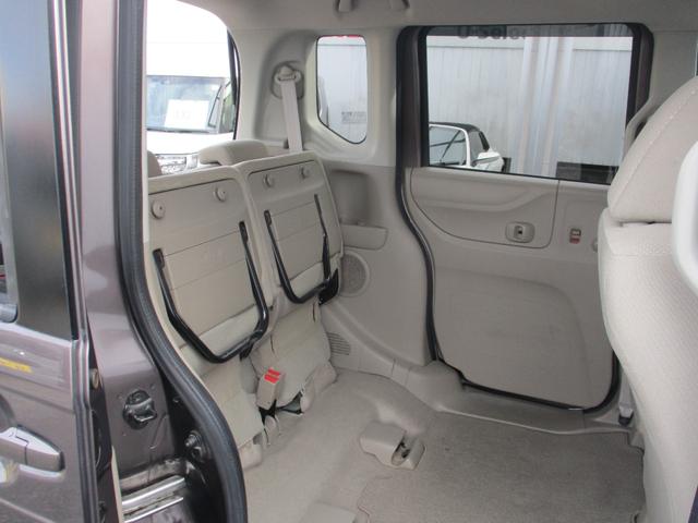 座面を跳ね上げれば荷物も載せられます。