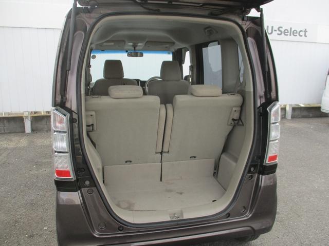 ラゲッジルームのお写真です。　開口部が広く荷物の積み下ろしが楽に行えます。