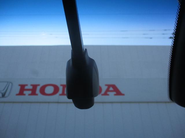 フィット ｅ：ＨＥＶリュクス　純正ナビ．ドラレコ前後．ＥＴＣ．電子パーキング　誤発進抑制機能　Ｉオーナー　リアカメラ　ＥＴＣ付　ＬＥＤ　シートヒーター　クルーズコントロール　ドライブレコーダー　ＤＶＤ　ＶＳＡ　フルセグ　キーレス（5枚目）