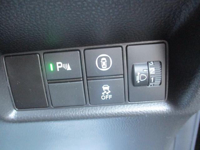 フィット ｅ：ＨＥＶリュクス　純正ナビ．ドラレコ前後．ＥＴＣ．電子パーキング　誤発進抑制機能　Ｉオーナー　リアカメラ　ＥＴＣ付　ＬＥＤ　シートヒーター　クルーズコントロール　ドライブレコーダー　ＤＶＤ　ＶＳＡ　フルセグ　キーレス（17枚目）