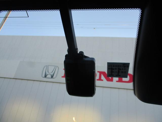 フィット ｅ：ＨＥＶホーム　コネクトディスプレイナビ．全方位カメラ．電子パーキング．ＥＴＣ．ドラレコ前後　前後誤発進抑制機能　クリソナ　マルチビュー　助手席エアバッグ　運転席エアバッグ　アイドリングストップ　ＬＥＤライト　ＡＢＳ（5枚目）