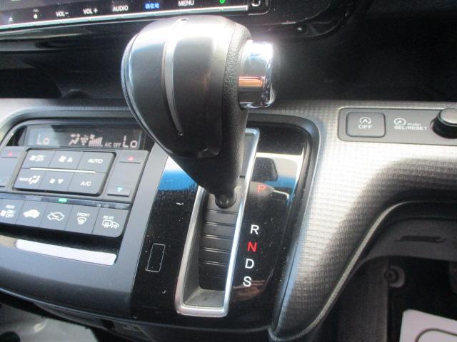 ステップワゴンスパーダ スパーダホンダセンシング　純正９インチナビ　９インチリアモニター純正フリップダウンモニター　７人乗り　ＬＥＤヘッドライト　　ＥＴＣ　両側電動スライドドア　純正アルミホイール　ワンオーナー　ＬＫＡ　盗難防止　助手席エアバッグ（14枚目）