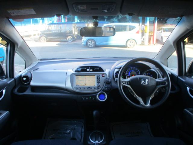 フィットハイブリッド スマートセレクション　ナビ・メモリーナビ・ＨＤＤインターナビ・ディスチャージヘッドライト・スマートキーシステム・運転席助手席エアバック・頚部衝撃緩和フロントシート運転席シートベルト締め忘れ警告ブザー＆警告灯　地デジＴＶ（3枚目）