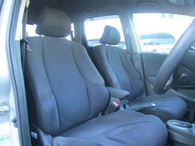 フィットハイブリッド スマートセレクション　ナビ・メモリーナビ・ＨＤＤインターナビ・ディスチャージヘッドライト・スマートキーシステム・運転席助手席エアバック・頚部衝撃緩和フロントシート運転席シートベルト締め忘れ警告ブザー＆警告灯　地デジＴＶ（4枚目）