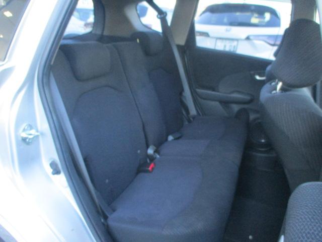 フィットハイブリッド スマートセレクション　ナビ・メモリーナビ・ＨＤＤインターナビ・ディスチャージヘッドライト・スマートキーシステム・運転席助手席エアバック・頚部衝撃緩和フロントシート運転席シートベルト締め忘れ警告ブザー＆警告灯　地デジＴＶ（5枚目）