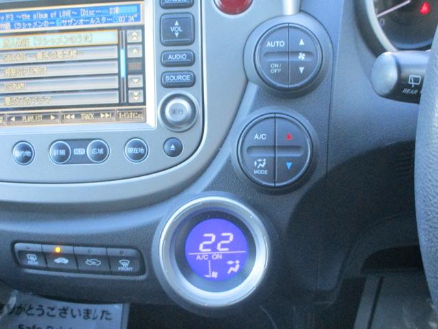 フィットハイブリッド スマートセレクション　ナビ・メモリーナビ・ＨＤＤインターナビ・ディスチャージヘッドライト・スマートキーシステム・運転席助手席エアバック・頚部衝撃緩和フロントシート運転席シートベルト締め忘れ警告ブザー＆警告灯　地デジＴＶ（13枚目）