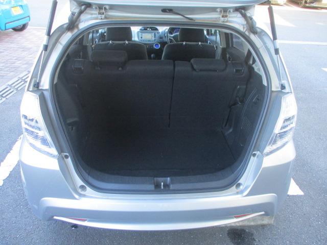 フィットハイブリッド スマートセレクション　ナビ・メモリーナビ・ＨＤＤインターナビ・ディスチャージヘッドライト・スマートキーシステム・運転席助手席エアバック・頚部衝撃緩和フロントシート運転席シートベルト締め忘れ警告ブザー＆警告灯　地デジＴＶ（14枚目）