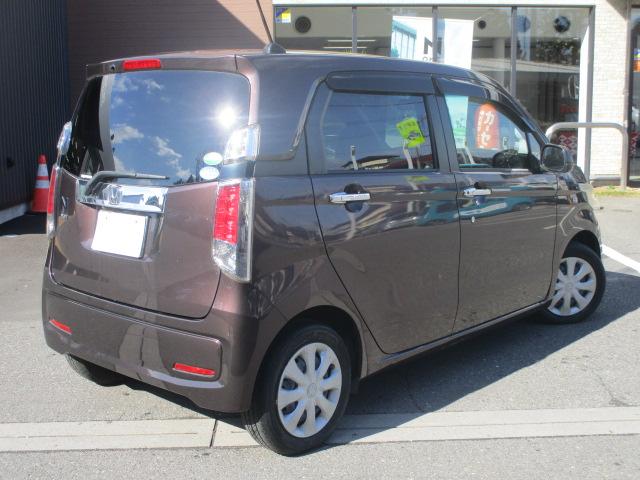 リアビューのお写真です。リアガラスは純正でプライバシーガラスを装用しており、外から車内が見えにくくなっております。