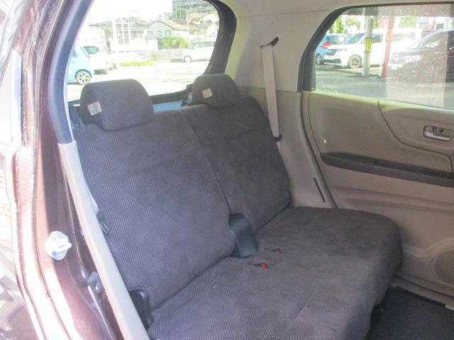 リアシートのお写真です。乗り降りしやすく快適な空間となっております。