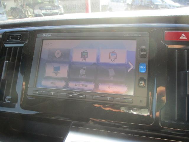 純正ＨＤＤナビのお写真です。ナビ機能は勿論、ＣＤ・ＤＶＤ・ＴＶなど、装備が多彩なナビとなっております。