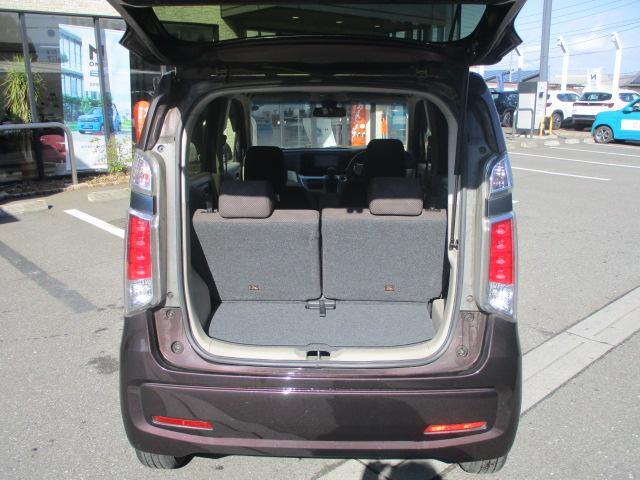 リアラゲッジルームのお写真です。開口部が大きく、荷物の出し入れがラクに行えますね。