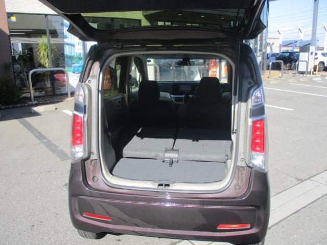 リアラゲッジルームアレンジ後のお写真です。シートを畳むとここまでの広さがございます。たくさんの荷物を積むことができますね。