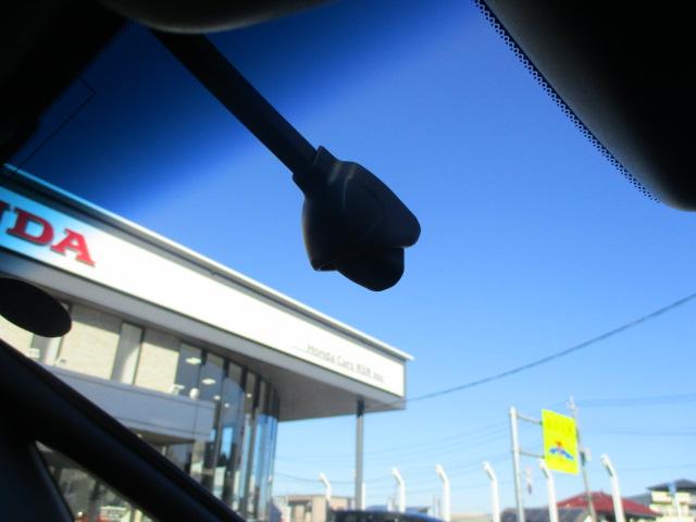 フィット ｅ：ＨＥＶクロスター　ＨｏｎｄａＳＥＮＳＩＮＧ・純正９インチナビ・純正ドライブレコーダー前後・ＥＴＣ２．０車載器・フルＬＥＤヘッドライト・純正アルミホイール・リアカメラ・ワンオーナー　ｂｌｕｅｔｏｏｔｈ　ルーフレール（16枚目）