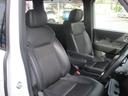 フロントシートのお写真です。広い足元とゆったり座れるシートは、長時間の運転でも疲れにくくなっております。