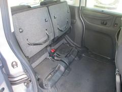 リアシートは跳ね上げが可能なので背の高い荷物も積載可能です。 5