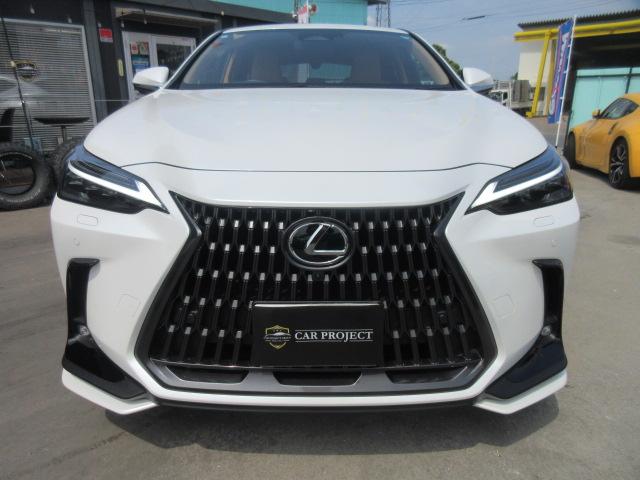 ＮＸ ＮＸ３５０ｈバージョンＬ　４ＷＤ　・純正１４型ナビ　フルセグＴＶ　全周囲カメラ　キャメル本革シート　エアシート　シートヒーター　ワイヤレス充電　デジタルインナーミラー　電動ゲート　３眼ＬＥＤライト　純正２０インチアルミ　純正ＯＰエアロ（13枚目）