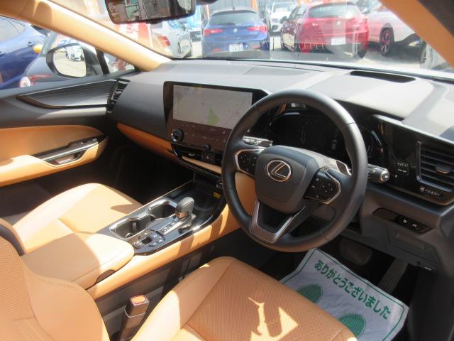 ＮＸ ＮＸ３５０ｈバージョンＬ　４ＷＤ　・純正１４型ナビ　フルセグＴＶ　全周囲カメラ　キャメル本革シート　エアシート　シートヒーター　ワイヤレス充電　デジタルインナーミラー　電動ゲート　３眼ＬＥＤライト　純正２０インチアルミ　純正ＯＰエアロ（18枚目）