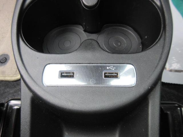 ５００ ツインエア　ドルチェヴィータ　・ターボ　ガラスルーフ　純正ディスプレイオーディオ　ＥＴＣ　Ｂｌｕｅｔｏｏｔｈ　ＵＳＢ　白黒ハーフレザーシート　クルコン　パドルシフト　リアソナー　アイドリングストップ　横滑り防止　ＬＥＤライト（8枚目）