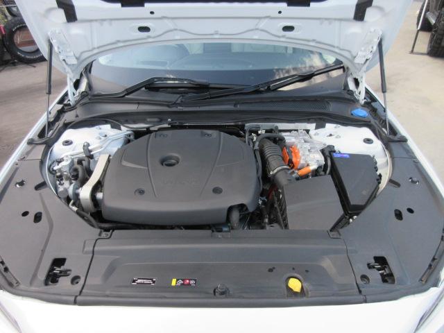 Ｖ９０ リチャージＰＨＶ　Ｔ８　ＡＷＤ　インスクリプション　・ハーマンカードン　パノラマガラスルーフ　純正グーグルナビ　全周囲カメラ　ＥＴＣ　パイロットアシスト　安全支援機能　ＨＵＤ　ステアリングヒーター　白本革シート　シートヒーター　エアシート　電動ゲート（16枚目）
