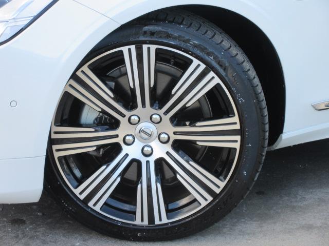 Ｖ９０ リチャージＰＨＶ　Ｔ８　ＡＷＤ　インスクリプション　・ハーマンカードン　パノラマガラスルーフ　純正グーグルナビ　全周囲カメラ　ＥＴＣ　パイロットアシスト　安全支援機能　ＨＵＤ　ステアリングヒーター　白本革シート　シートヒーター　エアシート　電動ゲート（17枚目）