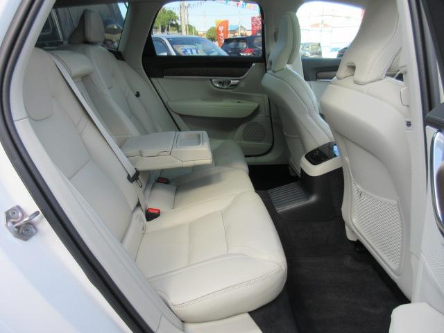 Ｖ９０ リチャージＰＨＶ　Ｔ８　ＡＷＤ　インスクリプション　・ハーマンカードン　パノラマガラスルーフ　純正グーグルナビ　全周囲カメラ　ＥＴＣ　パイロットアシスト　安全支援機能　ＨＵＤ　ステアリングヒーター　白本革シート　シートヒーター　エアシート　電動ゲート（24枚目）